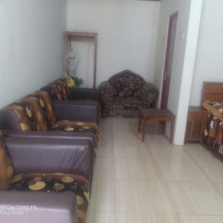 Warung Rizka Lägenhet Probolinggo Exteriör bild