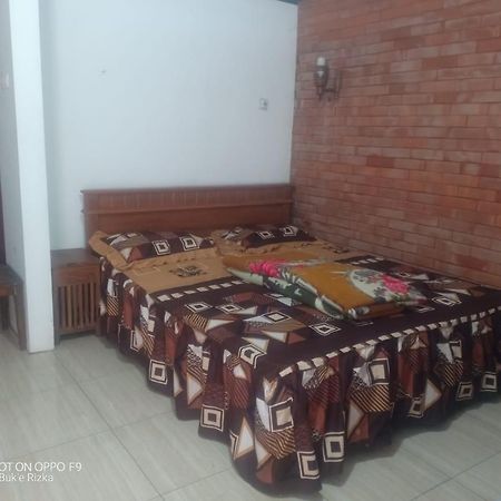 Warung Rizka Lägenhet Probolinggo Exteriör bild