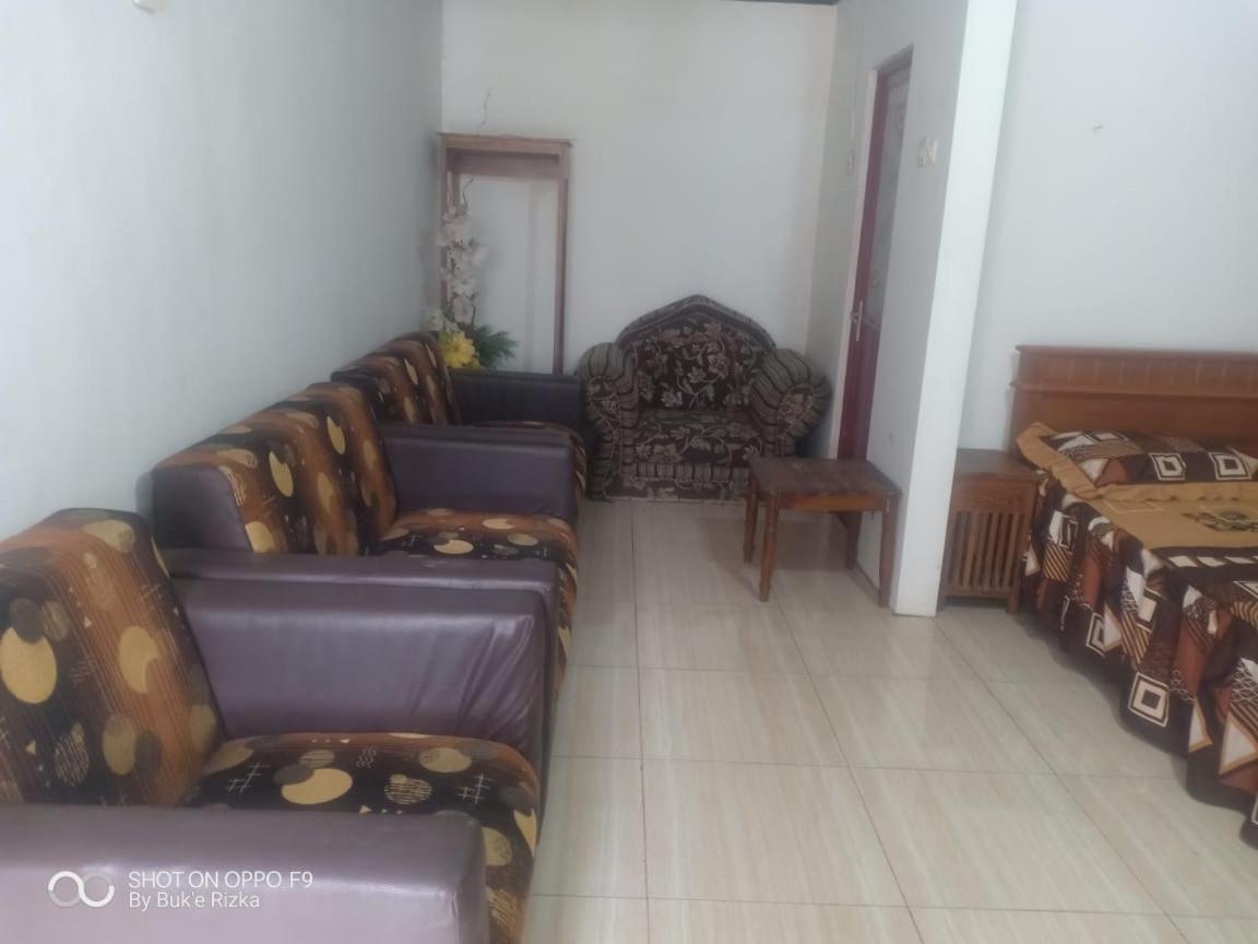 Warung Rizka Lägenhet Probolinggo Exteriör bild