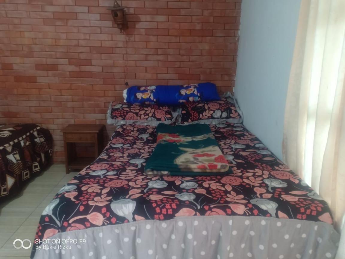 Warung Rizka Lägenhet Probolinggo Exteriör bild